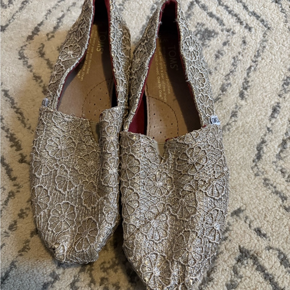 TOMS Women's Metallic Lace Flats